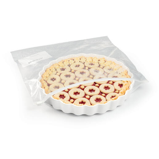 Tarte dans un emballage transparent avec garniture aux fruits.