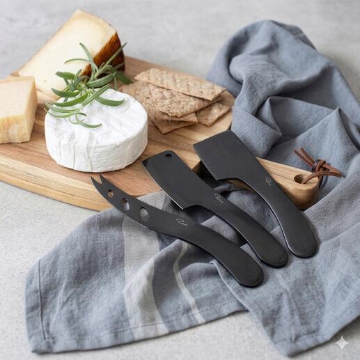 Trois couteaux à fromage sur une planche en bois avec des collations