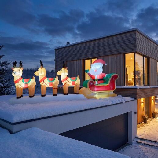 Sapin de Noël gonflable avec le Père Noël sur le toit d'une maison moderne.