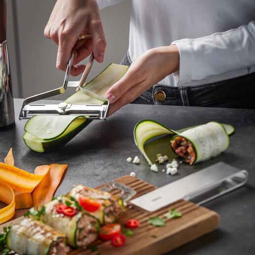 Éplucheur Vario XL pelant des courgettes pour des plats sains.