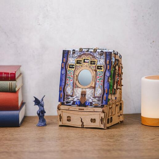 CluePuzzle - Wonderbox of Alice sur une table avec des livres.
