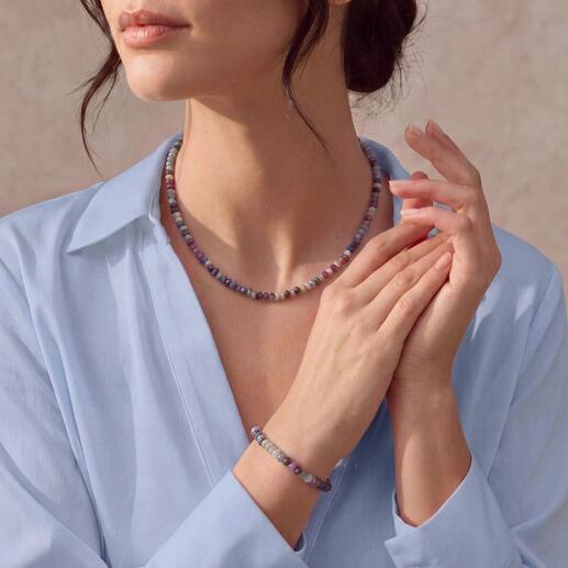 Femme portant un ensemble de bijoux Chamäleon avec un collier et un bracelet en perles colorées.