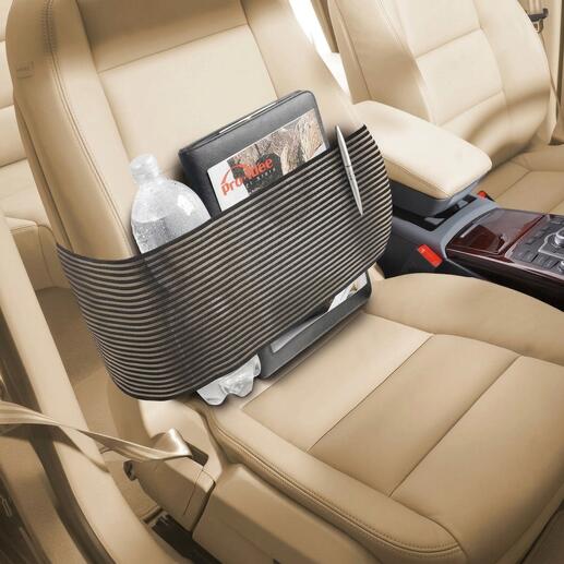 Sangle de rangement dans la voiture sur le compartiment de rangement avec une bouteille d'eau et une tablette.