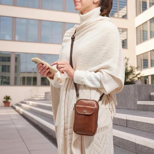 Femme portant un sac à smartphone 2-en-1 Chiarugi en bandoulière lors d'une promenade.