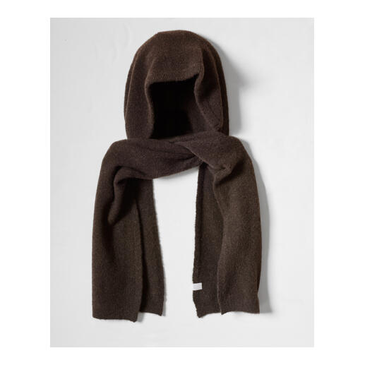 Écharpe à capuche en tissu de yak-alpaga de couleur café sur fond blanc.