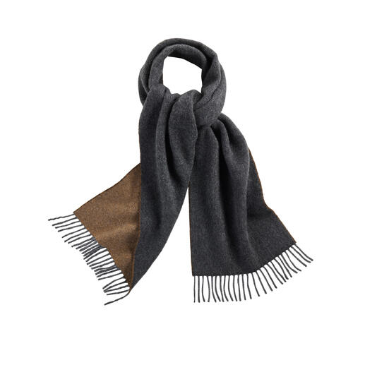 Écharpe en cachemire marron et gris drapée autour du cou
