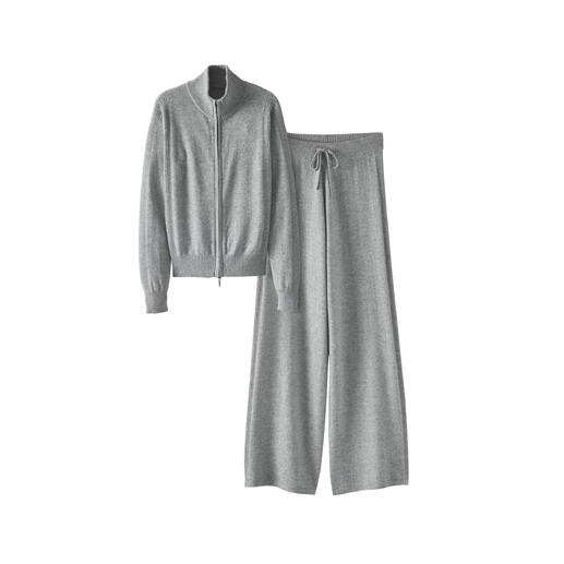 Costume en cachemire gris composé d'une veste et d'un pantalon sur fond blanc.