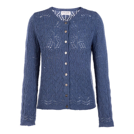 Cardigan Eribe Lace-Stitch violet avec boutons pris de front.