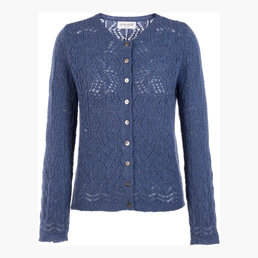 Cardigan Eribe Lace-Stitch violet avec boutons pris de front.