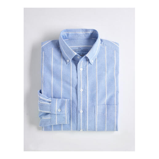 Chemise en oxford rayée bleu et blanche sur fond blanc.