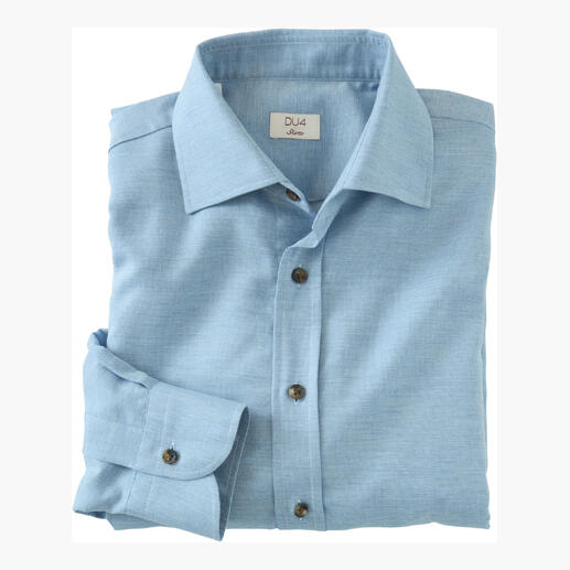 Chemise en flanelle en cachemire DU4 pliée en bleu clair sur une table.