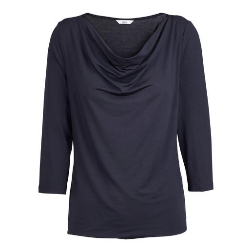 Vue de face de la chemise en modal micro avec col en cascade en noir sur fond blanc