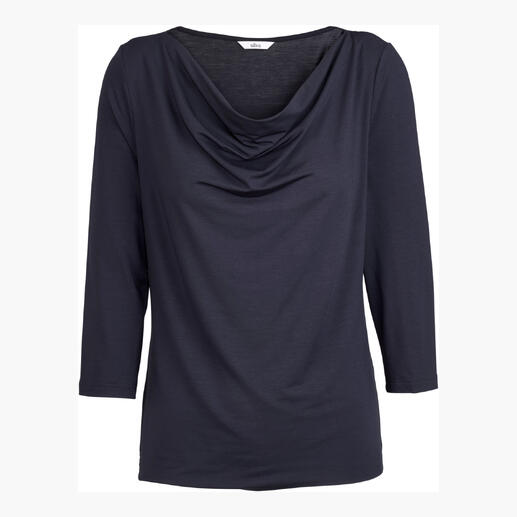 Vue de face de la chemise en modal micro avec col en cascade en noir sur fond blanc
