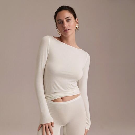 Femme en sous-vêtement beige à manches longues.