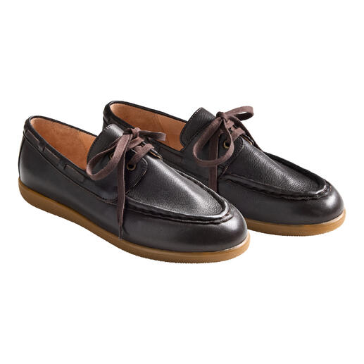 Chaussure bateau en cuir brun avec lacets en taille 36.