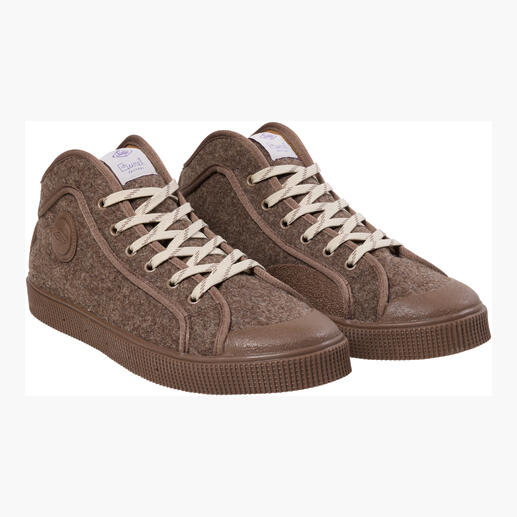 Baskets en feutre taupe avec lacets blancs.