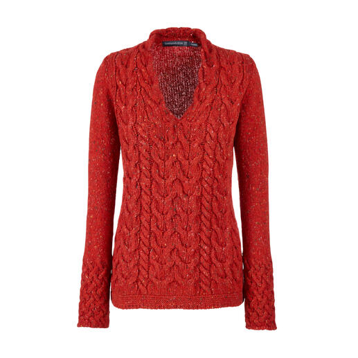 Pull en torsade Horseshoe Irelands Eye rouge avec col en V, vue de face
