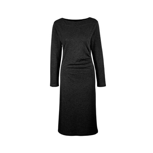 Robe noire à manches longues décontractée pour l'hiver.
