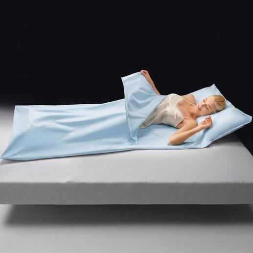 Femme dormant dans un sac de couchage anti-acariens.
