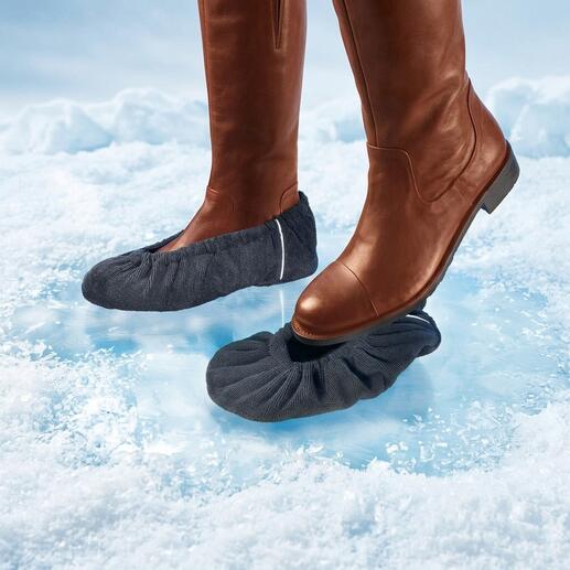 Couvre-chaussures antidérapants en tissu élastique sur une surface glissante.