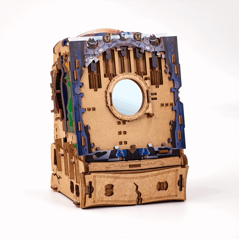 Magnifique boîte en bois avec miroir et tiroir au design détaillé.