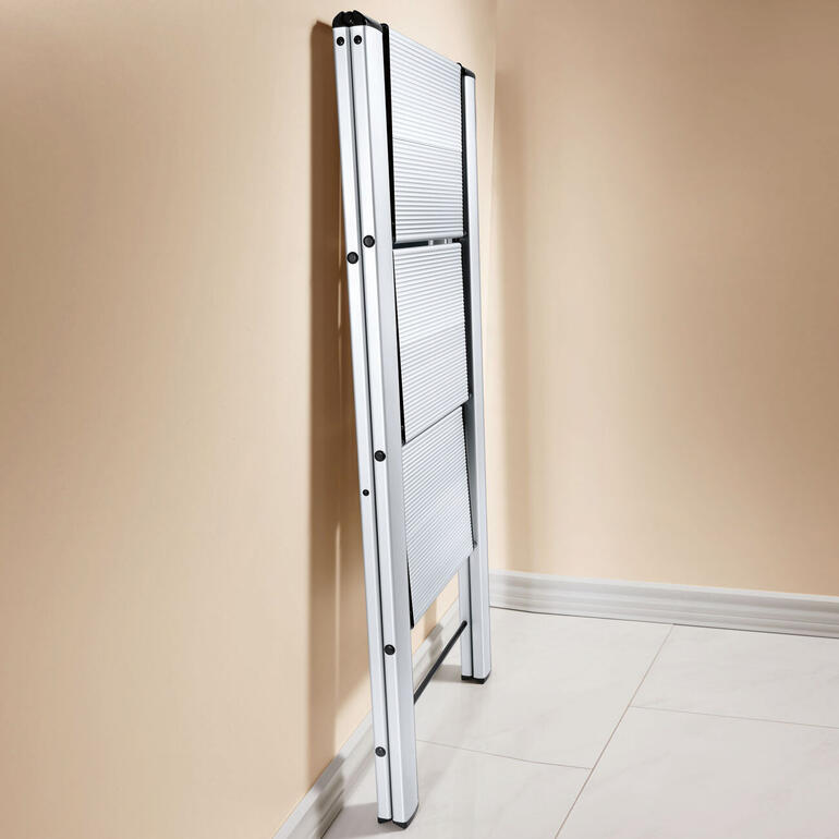 Escabeau italien Échelle en aluminium italienne ouverte contre un mur.
