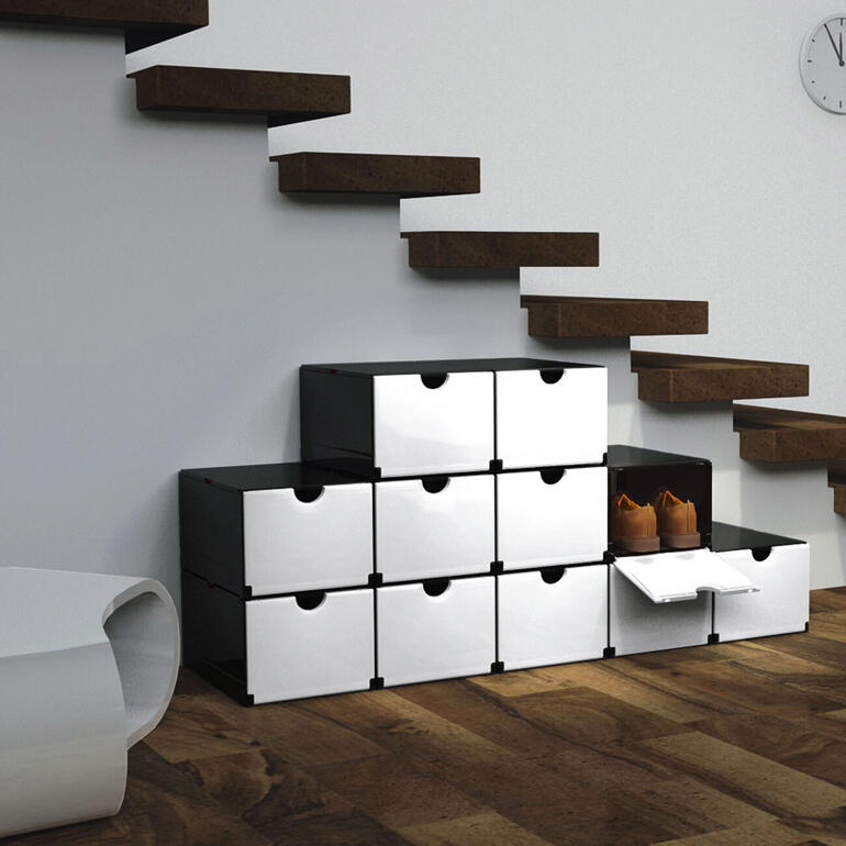 Boîtes pliantes de différentes tailles sur un escalier, certaines boîtes sont ouvertes.