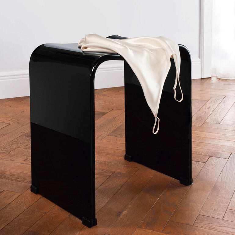 Grâce à son noble aspect brillant, ce tabouret acrylique ornera à merveille votre dressing ou votre chambre à coucher. Tabouret de douche en acrylique noir brillant, élégant et fonctionnel pour la salle de bain.