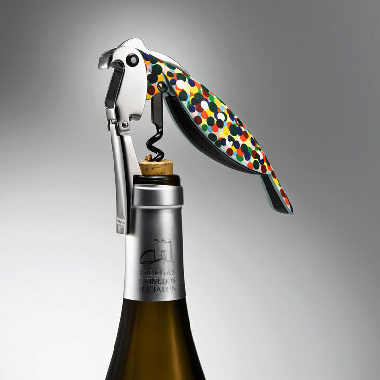 Tire-bouchon de sommelier coloré au-dessus d'un bouchon de bouteille de vin.