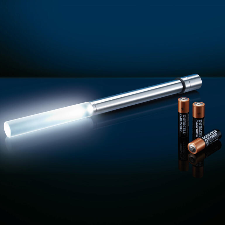 Bottlelight Classic avec bâton lumineux et piles sur une surface sombre.