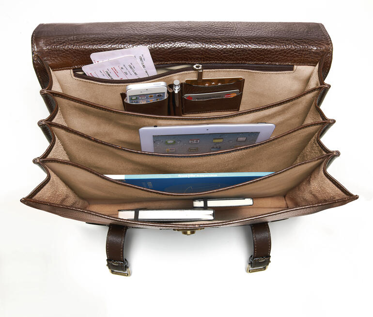 Des compartiments de rangement – dont un avec une poche zippée, une pochette pour téléphone portable, 2 pochettes de rangement de crayons et 2 emplacements pour cartes. Intérieur d'une serviette marron, plusieurs compartiments visibles.