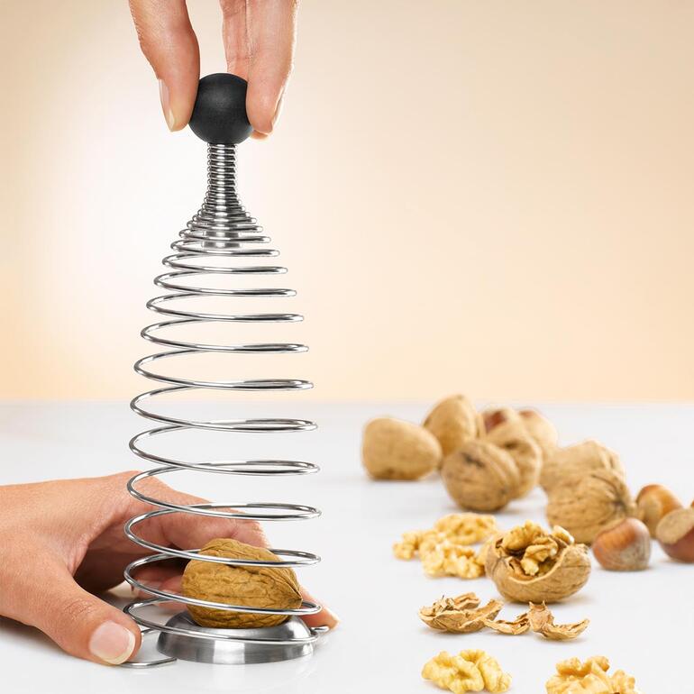 Casse-noix Naomi, spirale pour casser des noix en cours d'utilisation.