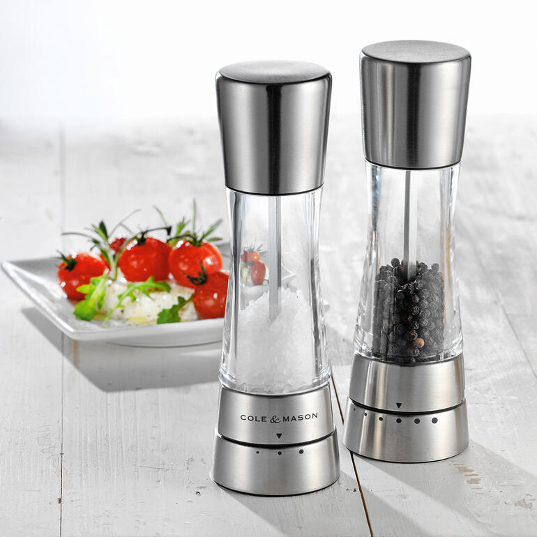 Moulin à sel et à poivre de Cole & Mason à côté d'une salade