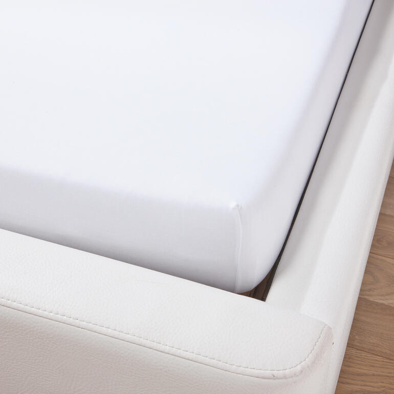 Blanc Drap-housse de luxe blanc sur un cadre de lit.