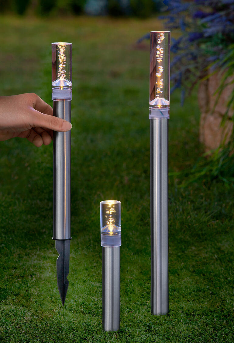 Ensemble de tiges LED solaires dans le jardin.