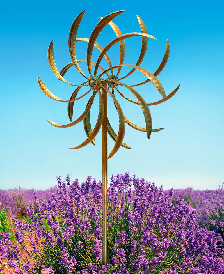 Moulin à vent Duett, design doré devant un champ de lavande violet