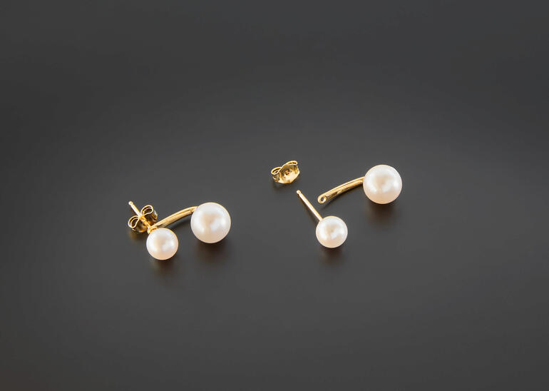 Deux boucles d'oreilles avec des perles flottantes en argent doré.