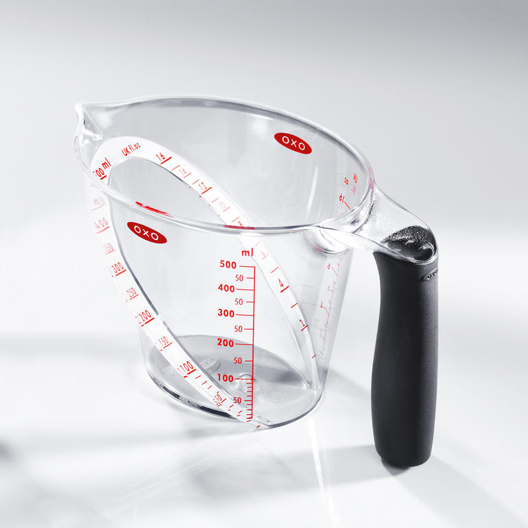 500 ml Bec de mesure OXO, 500 ml, transparent avec marquages en rouge.
