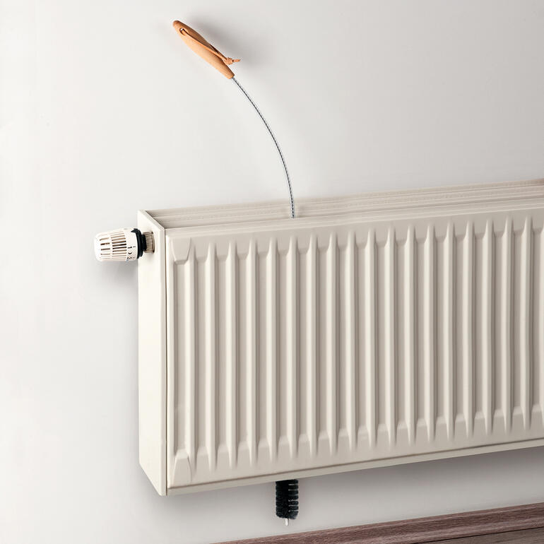Nettoyage aisé : introduire simplement la brosse directement à travers les différentes cellules de votre radiateur. Brosse pour radiateur utilisée sur un radiateur.