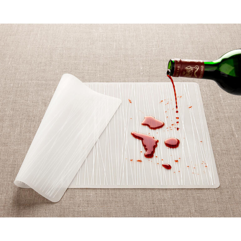 Même les liquides aux couleurs intenses et tenaces ne laissent aucune trace. Set de table en silicone avec du vin rouge renversé et des conseils de nettoyage.