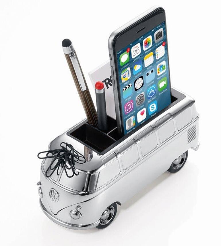 Organiseur en forme de VW Bulli avec smartphone et stylos.