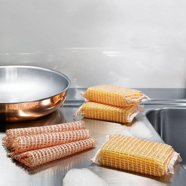 Eponge en cuivre sur un comptoir de cuisine