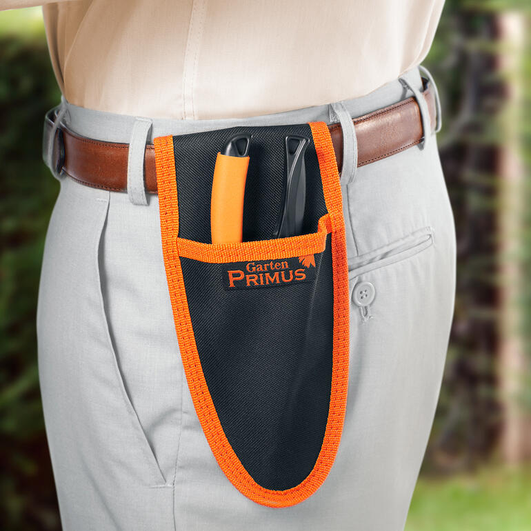 Chez Pro-Idée, ce produit est livré avec une pochette de ceinture d’une valeur de 9,95 €. Ciseaux à glissement Primus dans une poche à taille sur le pantalon d'un homme.