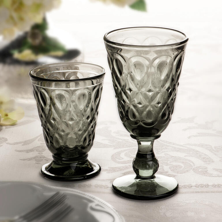 Verres Lyonnais en lot de 6 sur une table avec des fleurs en arrière-plan.