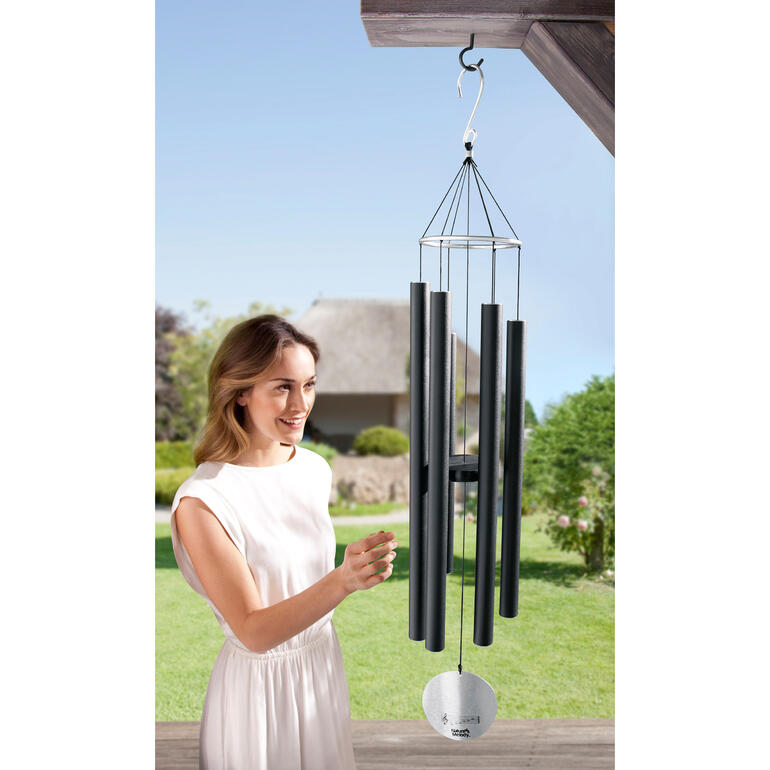 Timbre acoustique d’une pureté, d’une profondeur et d’une ampleur exceptionnelles. Géant carillon éolien de 106 cm suspendu à l'extérieur devant une terrasse couverte.