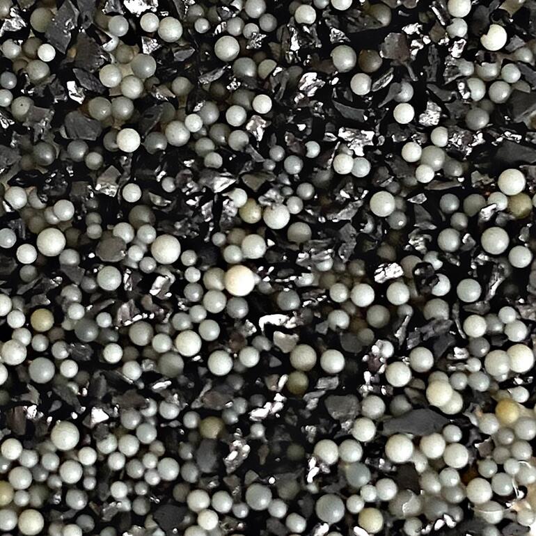 Petites pierres colorées pour filtres à eau.