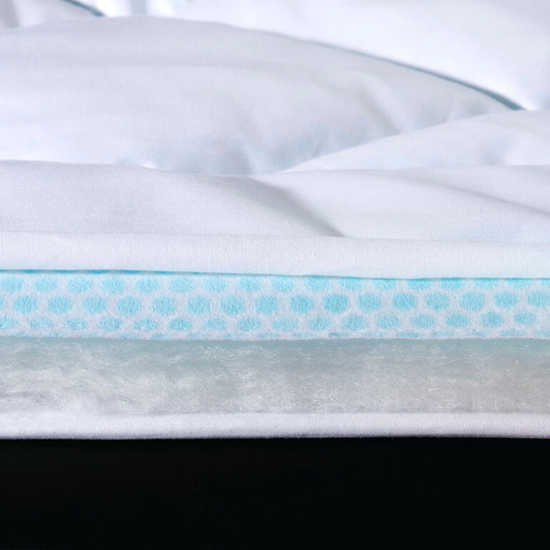 Finis les courant d’air du ventilateur, préférez un intissé haut de gamme de qualité PCM. Des microcapsules à changement de phase (PCM) intégrées dans l’intissé de manière imperceptible absorbent la chaleur corporelle superflue et l’évacuent rapidement vers l’extérieur. De par cette évacuation rapide de la chaleur, la surface de l’intissé reste bien fraiche. Votre sommeil est frais et agréable, même par des chaleurs tropicales, sans transpirer. Hefel Cool surmatelas avec confort respirant