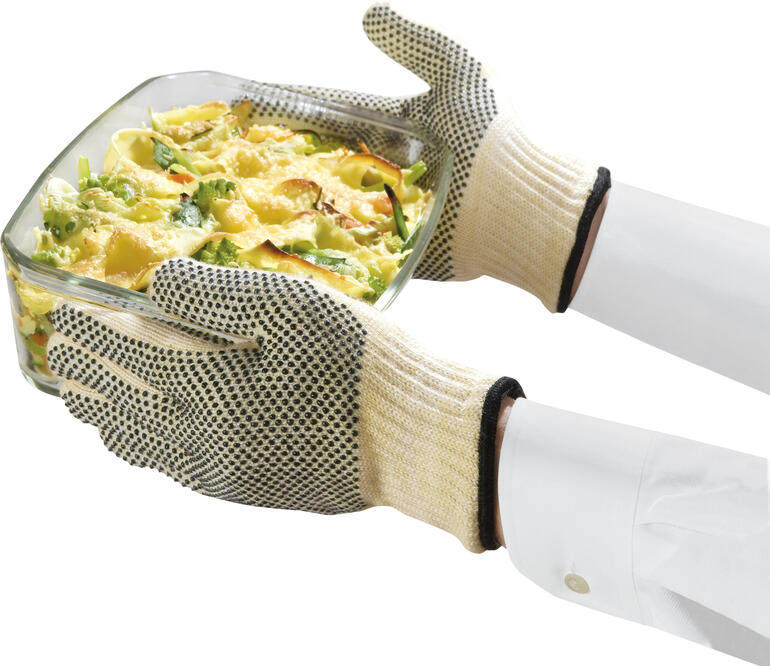 Gants résistant à la chaleur tenant un plat à four