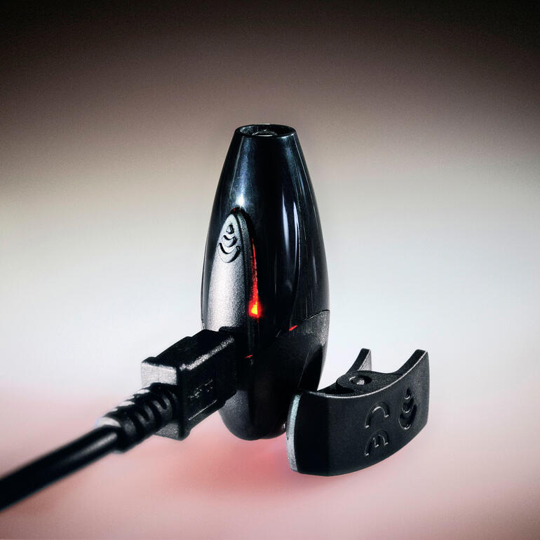 Illumine jusqu’à 4 h grâce à la batterie en lithium-polymère (fournie). Lampe clip avec connexion USB et voyant rouge