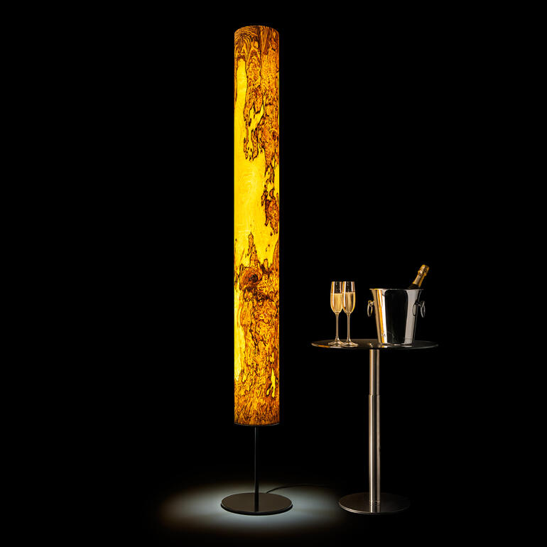 Lampe design en bois véritable Haute lampe étroite en bois véritable illuminant une ambiance élégante.